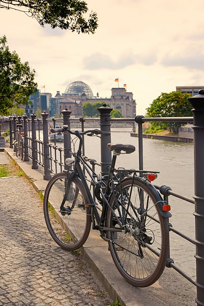 Fahrrad und Blick auf das Reichstagsgebäude